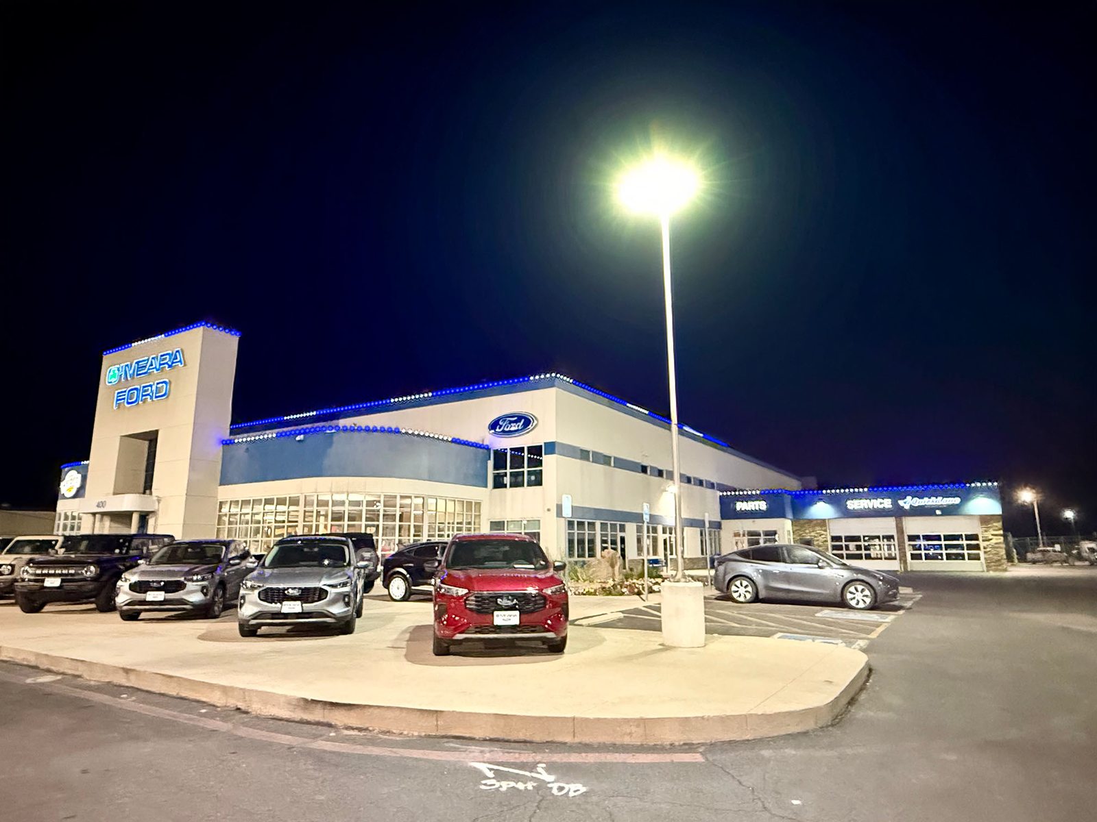 Ford dealership with permanent blue roofline lighting